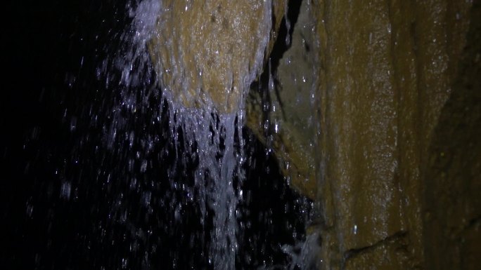 洞穴钟乳石滴水