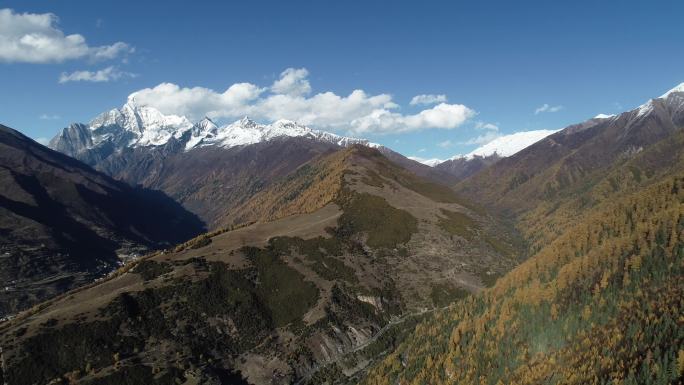 航拍川西雪山，森林，远眺贡嘎雪山