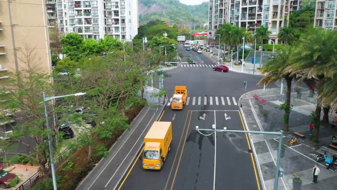 工程车  行驶 城市 工程车 航拍