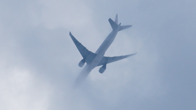 飞机 飞机穿过云层