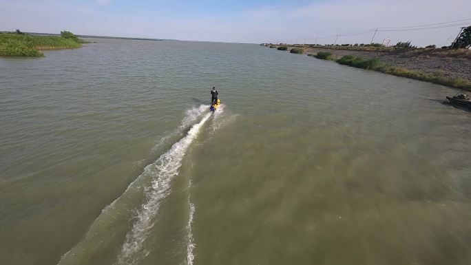 穿越机航拍动力冲浪板湖泊水面水上运动
