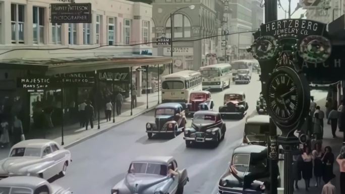 40年代美国德克萨斯州街头的车辆和行人