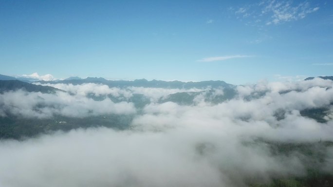 云海群山连绵蜀山之王贡嘎雪山冲破云霄