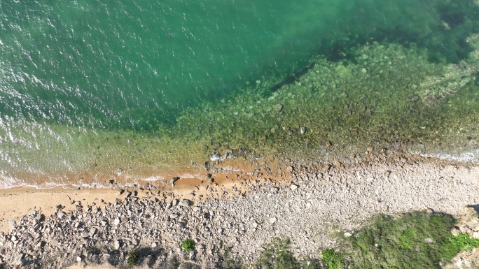 航拍俯瞰威海小石岛碧绿的海水与海岸