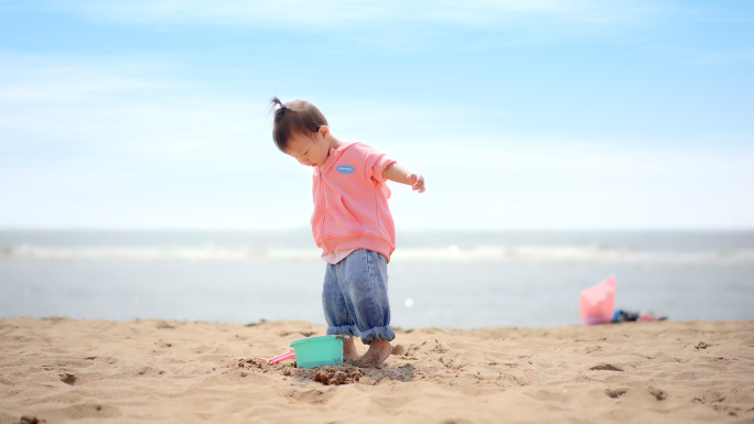 小孩在海边玩沙子