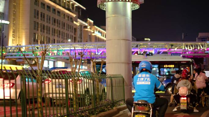 城市夜晚夜景行人过马路车流人流脚步人文人