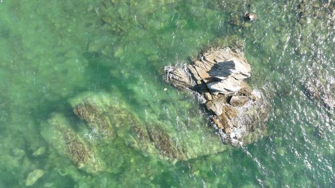 航拍俯瞰威海小石岛碧绿的海水与礁石