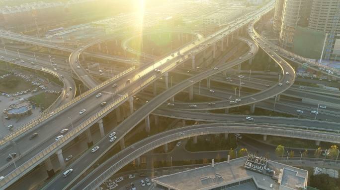 航拍郑州发达的交通系统_逆光拍摄高架桥
