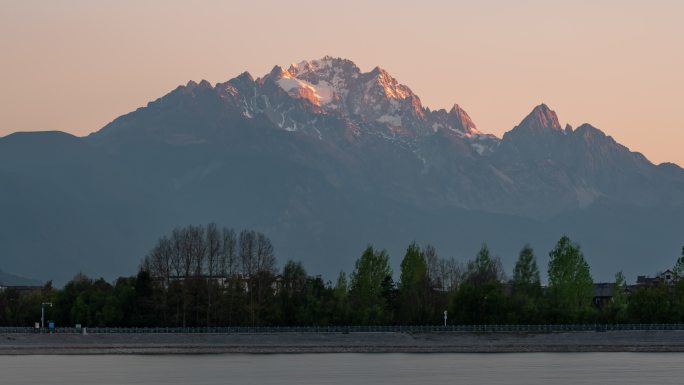 玉龙雪山日照金山延时