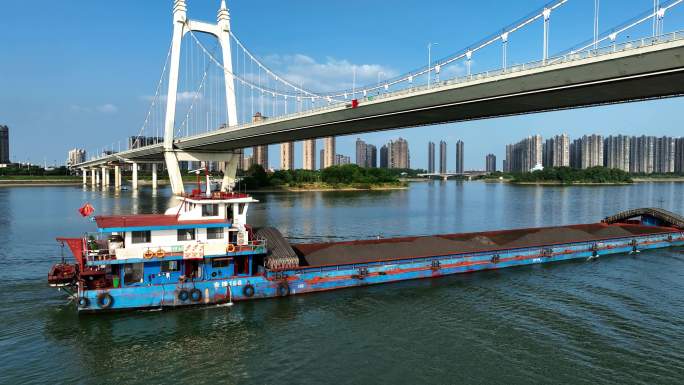 湘江上运沙船过桥