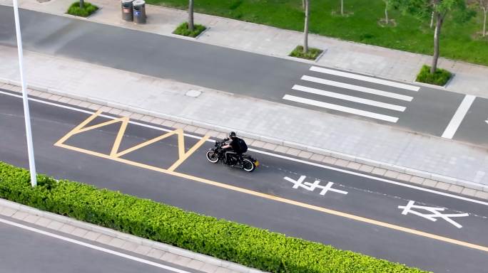 航拍摩托车 机车 骑行在城市道路上