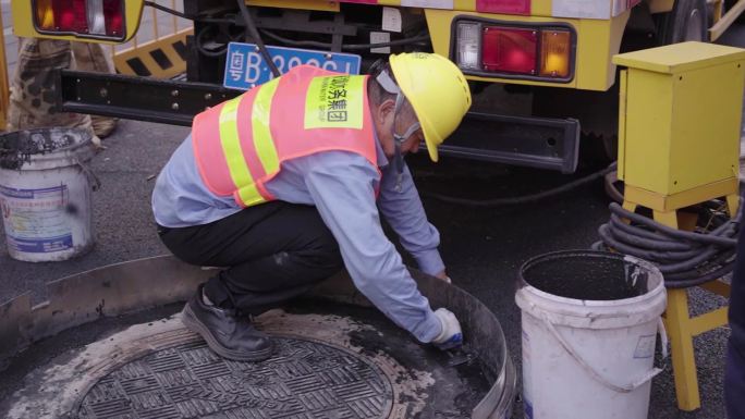 城市道路维护 更换井盖 建设 道路施工