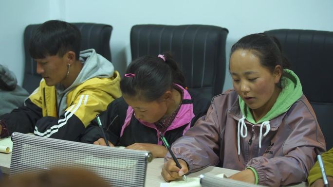 成人教育成人 学藏语学汉语 学习压力