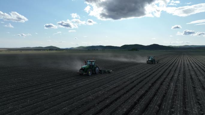 航拍东北黑土地农业机械化中耕作业