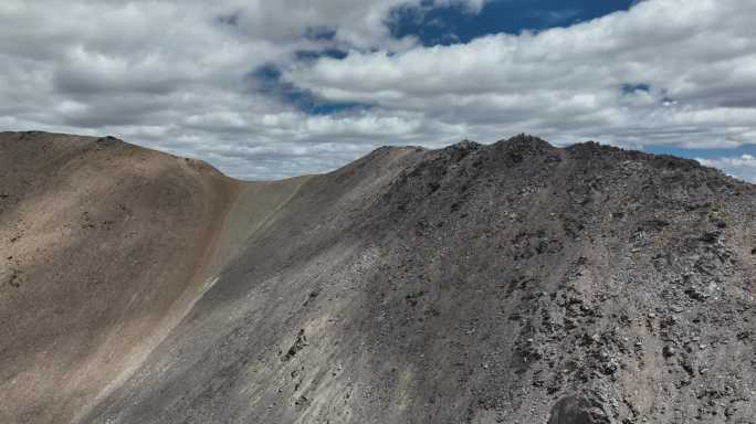 东达山垭口附近的高山