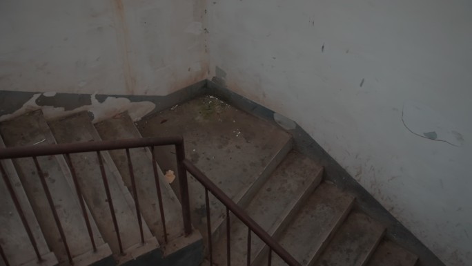老旧废弃建筑楼梯