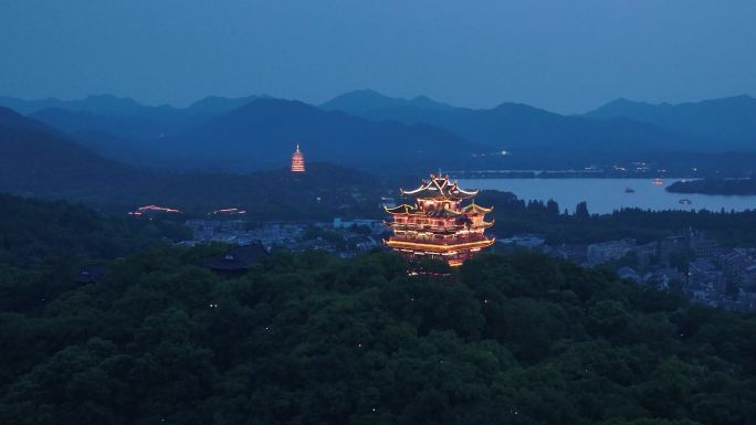 杭州城隍阁雷峰塔同框夜景