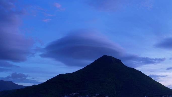 毛里求斯云朵压积的山峰--唯美意境景观