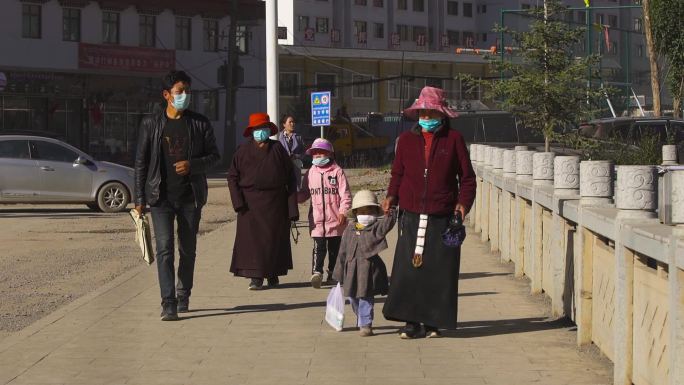 幸福生活 城市冬天户外带孙子 陪伴