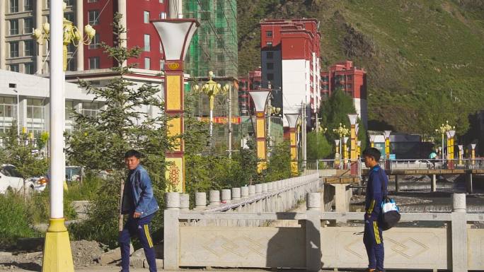 桥边散步 路边散步 散步 公园 藏族公园