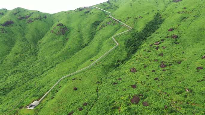 福建宁德航拍草场牧区草地牧场云雾山峦空镜