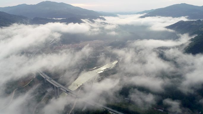 云雾高速公路大江大河