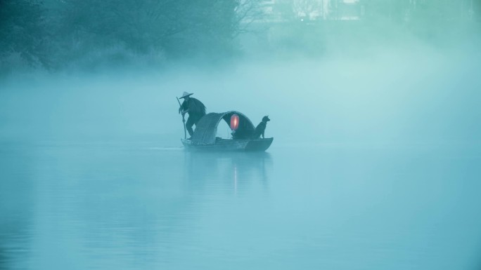 雾中渔夫撑船