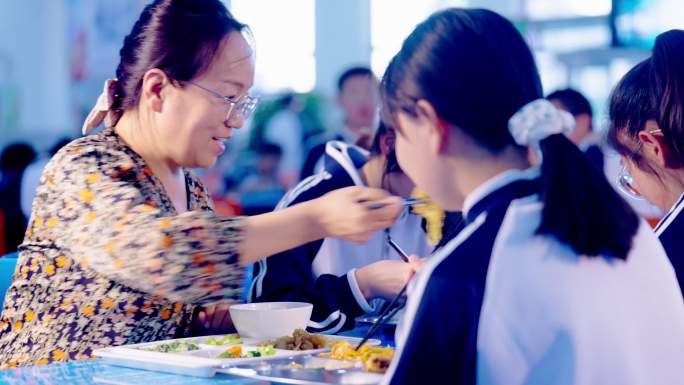 老师和学生在学校餐厅一起用餐