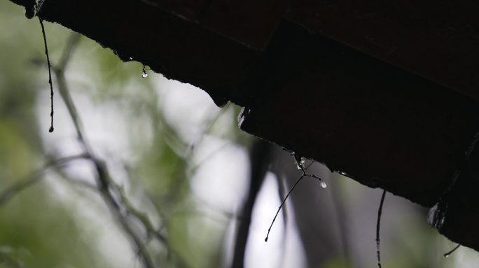 4K下雨天滴水的木屋檐写意升格空镜