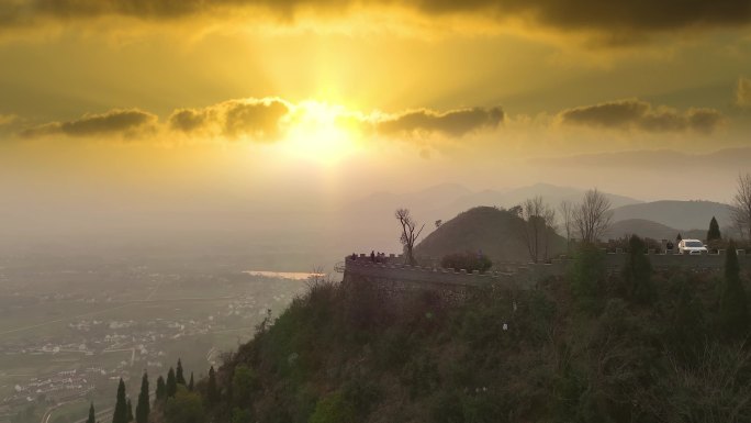 夕阳尖山沟