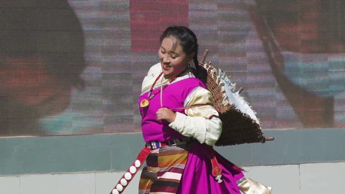 幸福生活 少数民族 能歌善舞的藏族女孩
