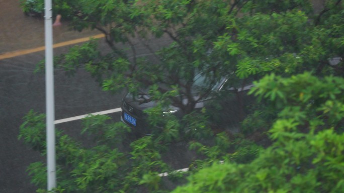 黑色轿车雨中行驶