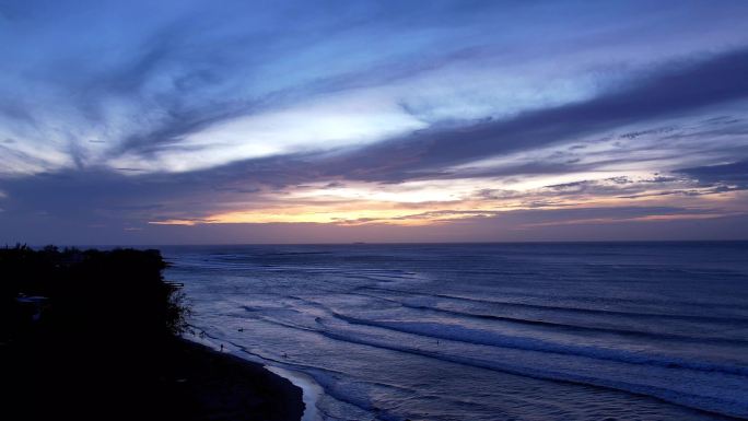 毛里求斯大海日落晚霞照射金色海面