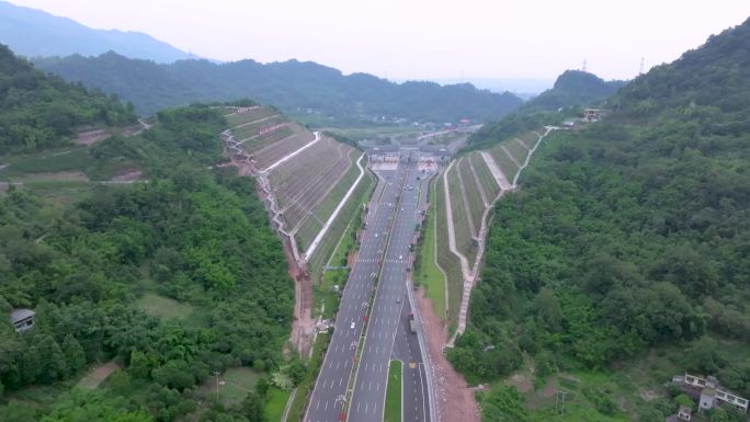 雅安门户金鸡关交通枢纽逢山开路出入口