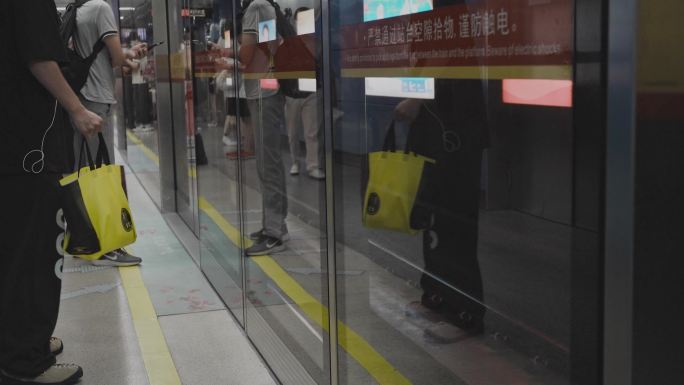 4K实拍，广州珠江新城地铁站乘客即兴舞步