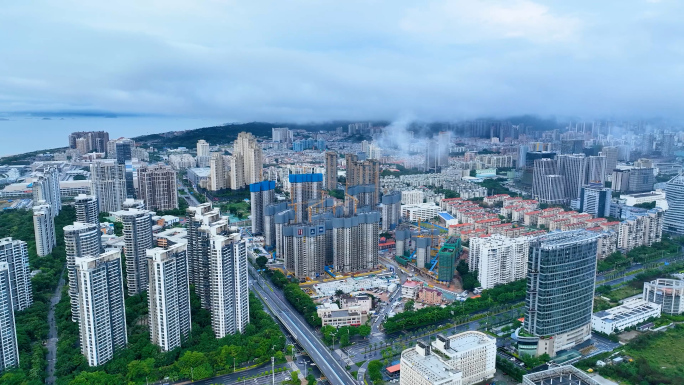 市中心平流雾城市建设工地小区塔吊施工