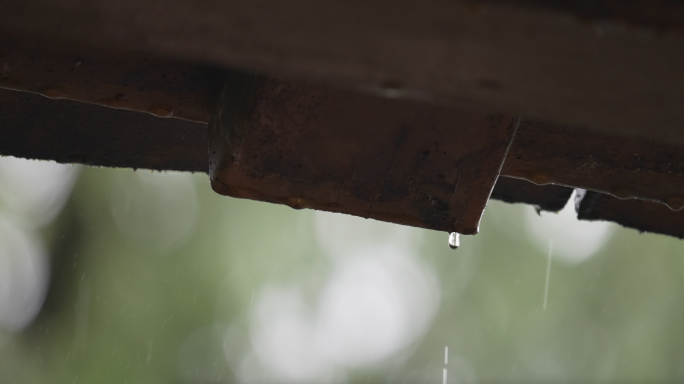 4K下雨天滴水的木屋檐写意升格空镜