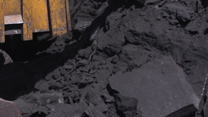 挖掘机工作 煤矿采集 运煤车