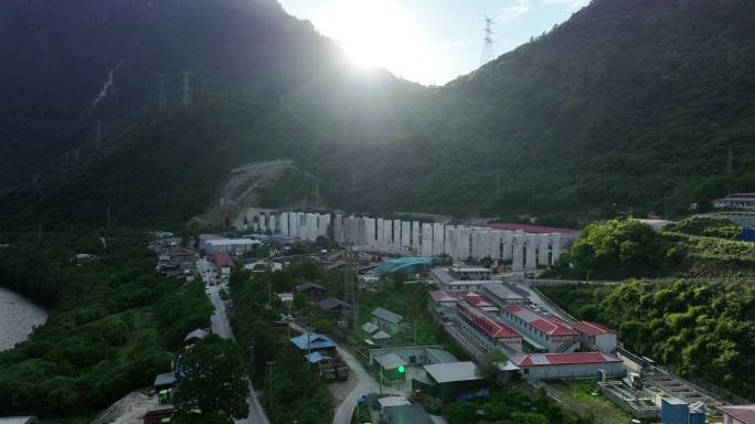 建设中的川藏铁路雅林段通麦站