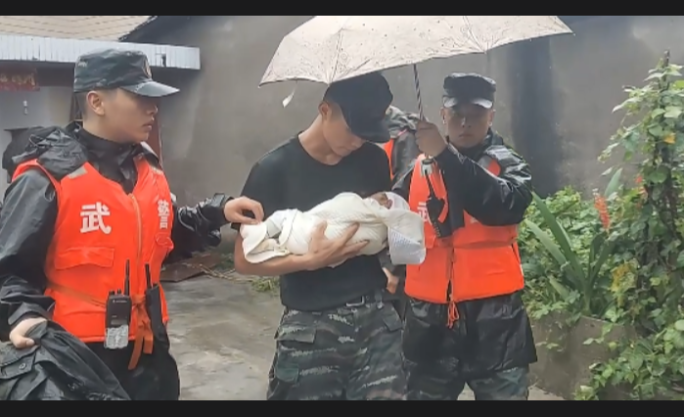 人民子弟兵军人救援转移洪水围困婴儿和群众