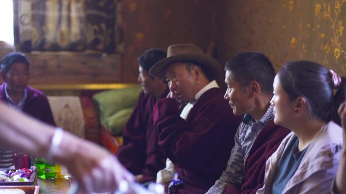 藏族房子大厅 吃饭聊天 听老人讲故事