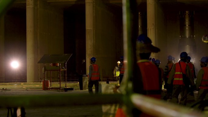 工地建筑 大型设备 海面行驶