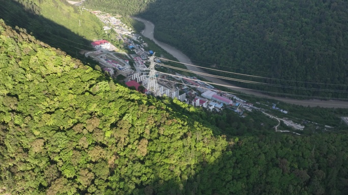 建设中的川藏铁路通麦站