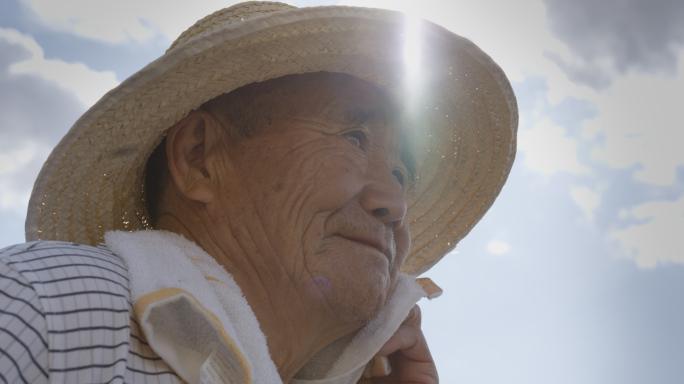 农民锄地炎热天气擦汗烈日当空乡村劳动