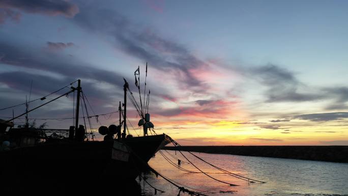 傍晚渔港停靠在晚霞里的渔船