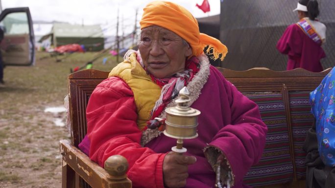 西藏转经轮 老人手持转经轮 藏族老阿妈