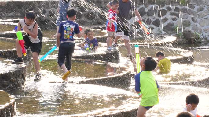 一群小孩子戏水玩耍池奔跑笑脸亲近自然视频