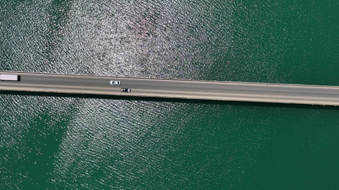 俯拍金沙江上的跨江大桥