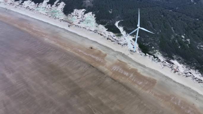 退潮后的沙滩和电力风车