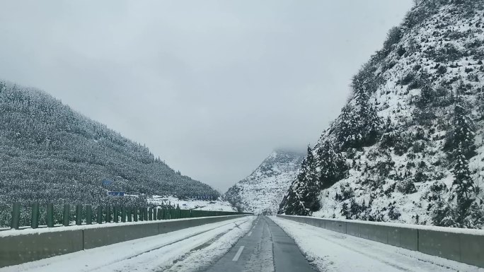 山间高速公路马路雪景